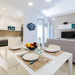 Apartman Dimora Concept-coral Dream Suite-free Parking-bike Room-beautiful Flat Near The Sea